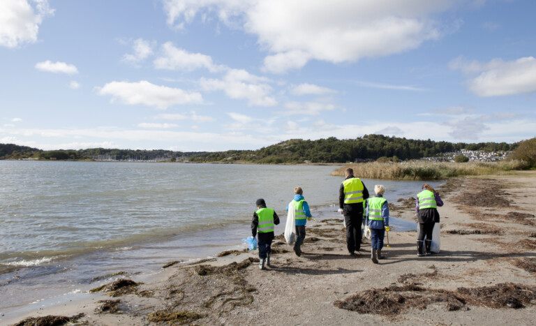 Plockar skräp strand